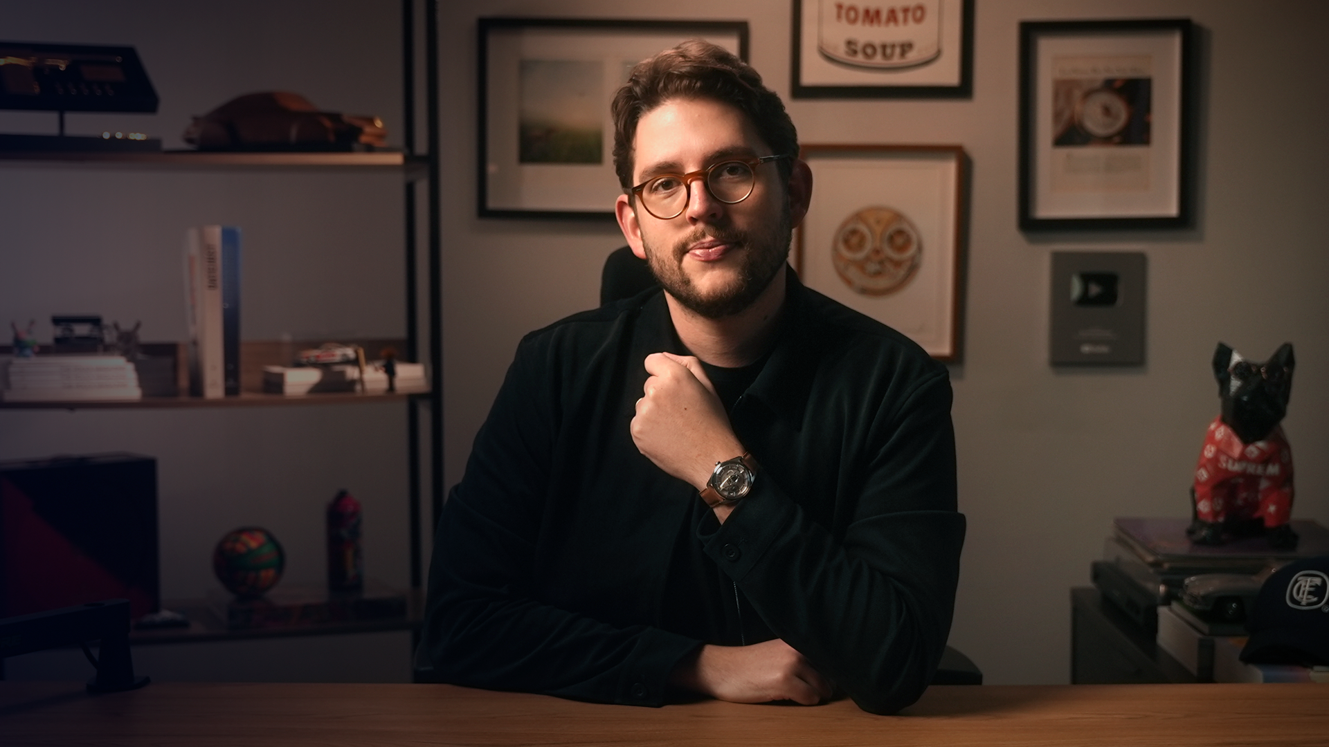 Bernardo Britto, fundador do O Entusiasta, usando um relógio